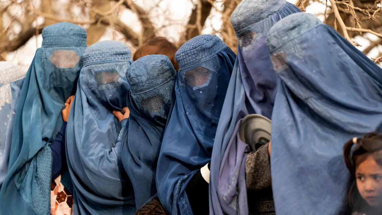 Kasvot kokonaan peittävään burqaan pukeutuneita naisia Afganistanissa viime vuoden maaliskuussa. Kuvituskuva.