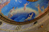 Kun teatteriin ei pääse, on etsittävä keinoja irrottautua muutoin. Kuva on Kansallisteatterin suuren näyttämön salin katosta, jossa on Yrjö Ollilan maalaus vuodelta 1936.