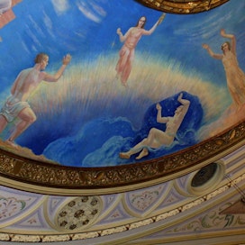 Kun teatteriin ei pääse, on etsittävä keinoja irrottautua muutoin. Kuva on Kansallisteatterin suuren näyttämön salin katosta, jossa on Yrjö Ollilan maalaus vuodelta 1936.