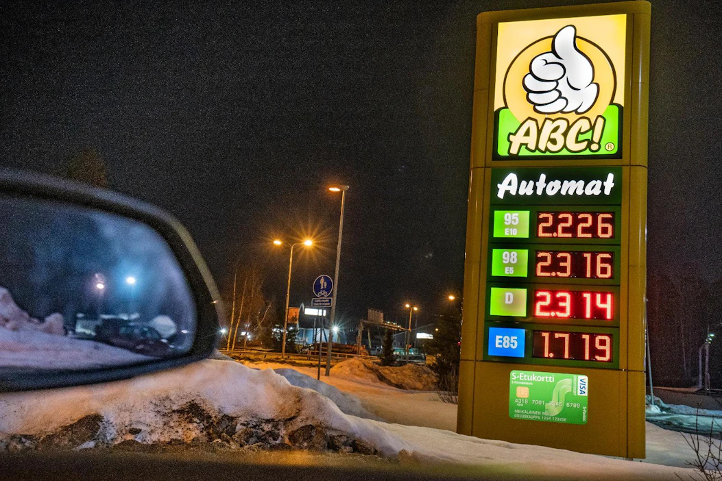 Polttoaineiden hintoja yritetään nyt suitsia, ja jakeluvelvoitteen poisto on noussut esille yhtenä keinona.