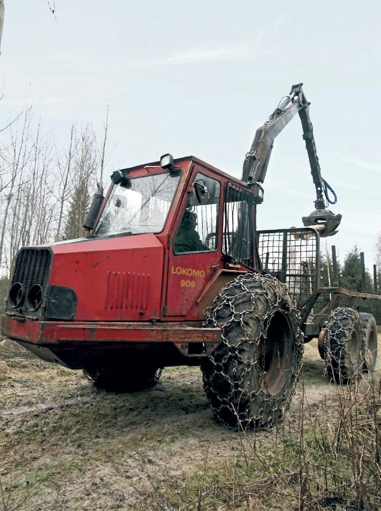 70-luvulla harvennushakkuiden lisääntyminen loi tarpeen ketterälle ja pienikokoiselle kuormatraktorille. Lokomo vastasi haasteeseen mallilla 909. Sen Perkinssin pörinä ja kapeat renkaanjäljet ovat tulleet hyvin tutuiksi suomalaisilla harvennushakkuilla.