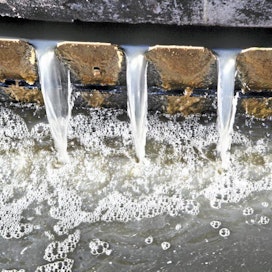 Valtaosa typestä haituu jätevesilaitoksilta ilmaan. Fosforistakin kiertoon saadaan usein alle puolet.