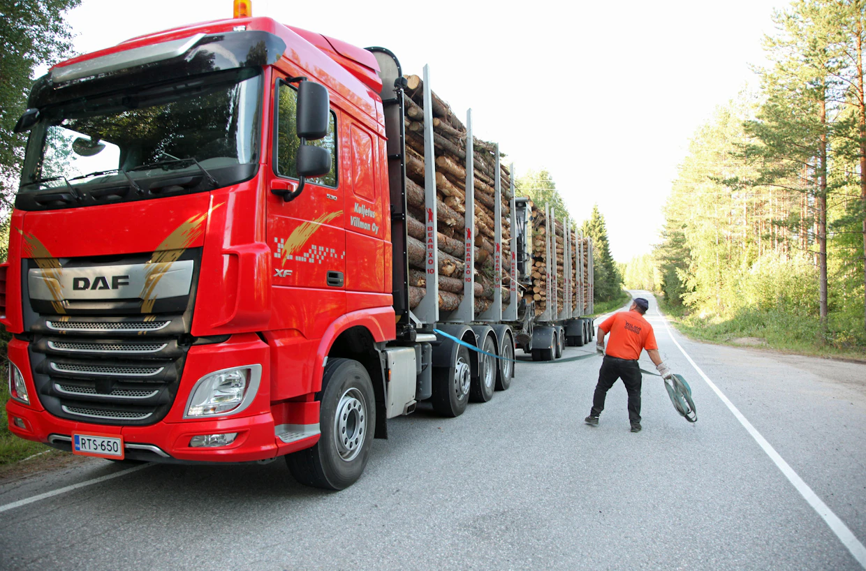 Jos perävaunu kaatuu pehmeällä metsäautotiellä, sidontaliinat ehkä hajoavat. Liinojen kiinnittäminen vasta paremmalla tiellä on varotoimi sen varalle.