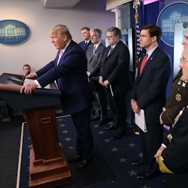 Valkoisen talon päivittäisessä koronaviruskriisiin liittyvässä tiedotustilaisuudessa lavalla seistiin tiiviissä muodostelmassa. Puheenvuoro on presidentti Donald Trumpilla. LEHTIKUVA / AFP