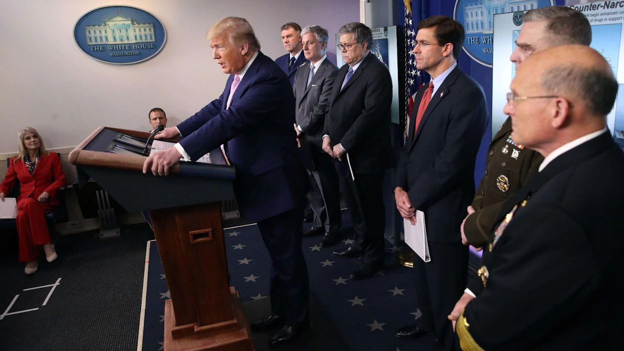 Valkoisen talon päivittäisessä koronaviruskriisiin liittyvässä tiedotustilaisuudessa lavalla seistiin tiiviissä muodostelmassa. Puheenvuoro on presidentti Donald Trumpilla. LEHTIKUVA / AFP