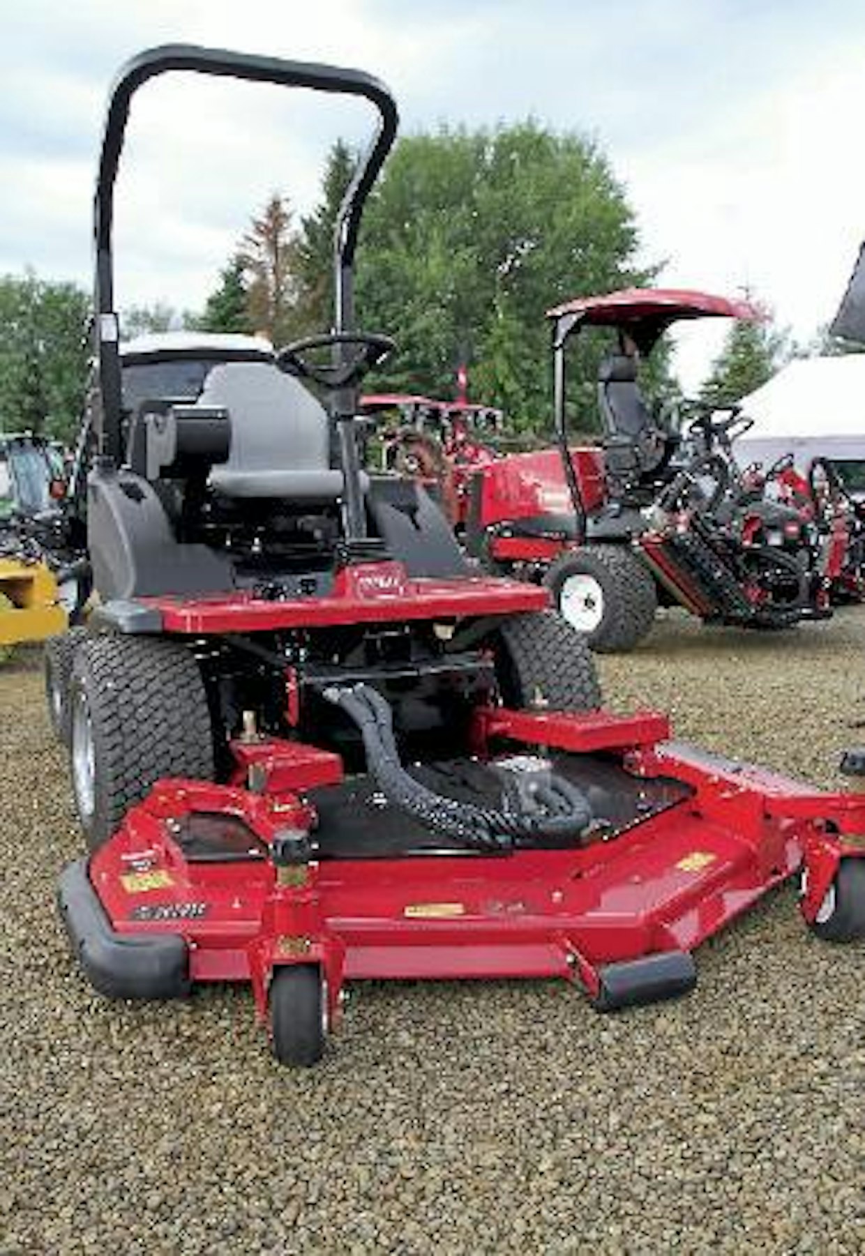 Uusin Toro on takapyöräohjauksinen Groundsmaster 3400, joka korvaa 3000-D:n. Huomio kiinnittyy korkeaan maavaraan, millä varmistetaan kiveysten ja muiden korokkeiden ylittäminen konetta kolhimatta. Kaikki toiminnot, myös leikkuupöydän käyttö, ovat hydraulisia. Uusi ominaisuus eli leikkuupöydän kääntö huoltoasentoon onnistuu parin sokan irrotuksella, koska nivelakselia ei ole. Alle jättävien vakiopöytien työleveys on 157 tai 183 cm, teriä on kolme. Valinnaisia ovat Guardian Recycle tai taaksepoistosarja. 4-sylinterisen Kubota-dieselin nimellisteho on 26,5 kW. Voimansiirrossa on yksi nopeusalue, 0–25,5 km/h eteen, polttoainesäiliöön mahtuu 45,7 litraa. Toron veroton hinta on 27 500 euroa. Hako Garden. (PJ)