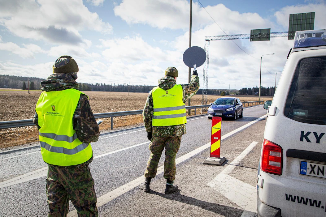 Puolustusvoimat olivat koronakriisin puhjettua poliisin apuna Kuutostien tiesululla kaksi vuotta sitten Uudenmaan ja Kymenlaakson rajalla.
