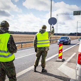 Puolustusvoimat olivat koronakriisin puhjettua poliisin apuna Kuutostien tiesululla kaksi vuotta sitten Uudenmaan ja Kymenlaakson rajalla.