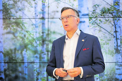 Metsäteollisuus ry:n puheenjohtajana toimiva Seppo Parvi ei yllättynyt Teknologiateollisuus ry:n ilmoituksesta lopettaa työmarkkinaneuvottelutoiminta. "Kyllä tämä kertoo tarpeesta uudistaa suomalaista työmarkkinakulttuuria ja neuvottelutapaa, jotta päästään ratkomaan yrityskohtaisia haasteita kansainvälisessä kilpailussa."