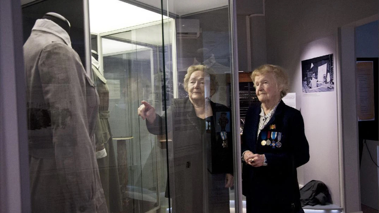 Lauri Salminen Anja Moisio (vas.) hävitti kuuliaisesti neljä lottapukua, kun järjestö lakkautettiin. Liisa Kinnunen nosti rohkeasti kielletyt kirjat kodin kunniapaikalle.