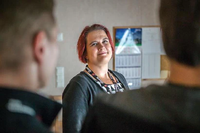 Sanna Kallio oli vuosia lääkeriippuvainen. Muiden työntekijöiden tavoin hän ei pelkää puhua omista kokemuksistaan avoimesti.