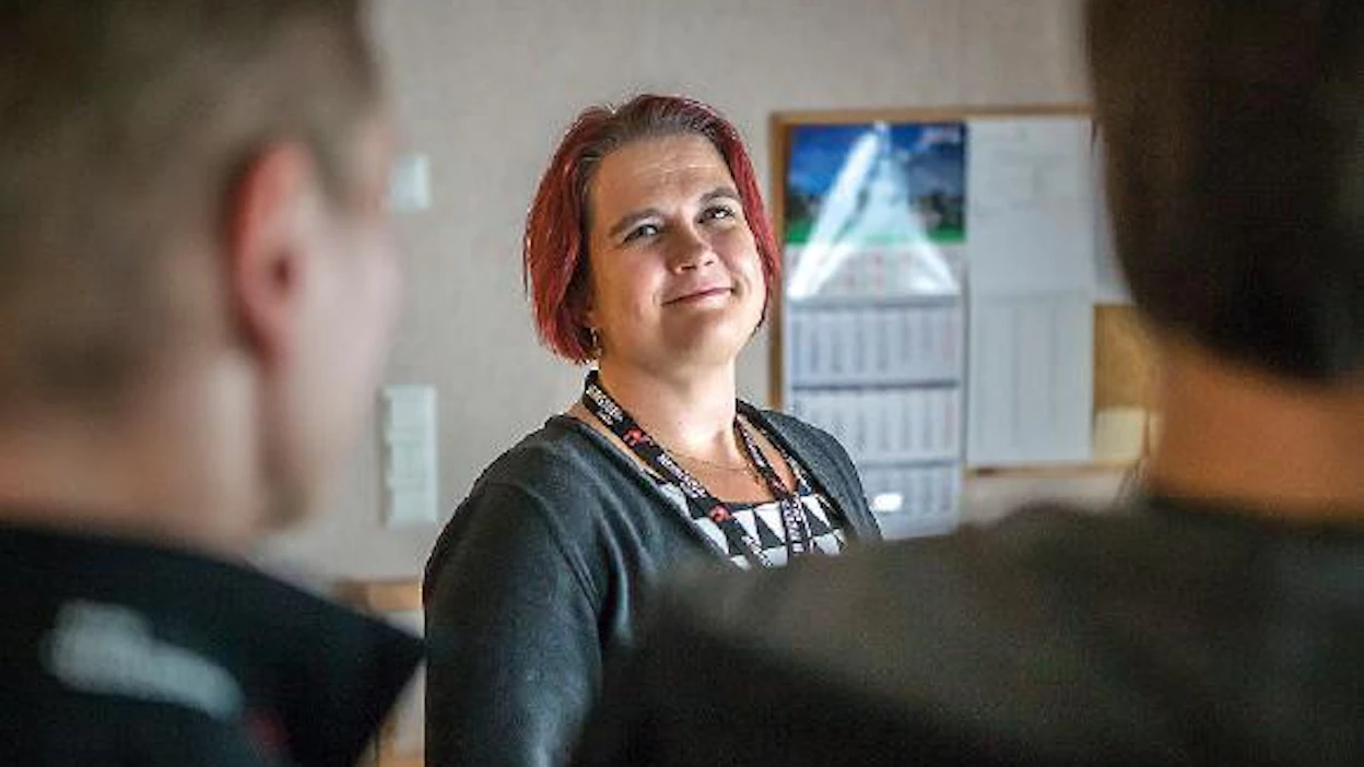 Sanna Kallio oli vuosia lääkeriippuvainen. Muiden työntekijöiden tavoin hän ei pelkää puhua omista kokemuksistaan avoimesti.