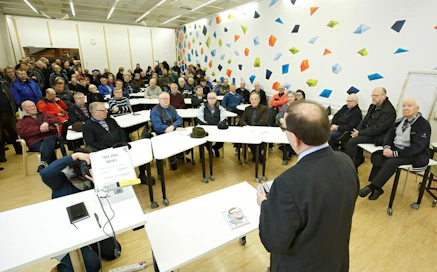 Europarlamentaarikko Paavo Väyrynen puhui torstaina kansanliikekiertueellaan Jyväskylän kaupunginkirjastossa. Paikalle saapui runsaasti yleisöä.
