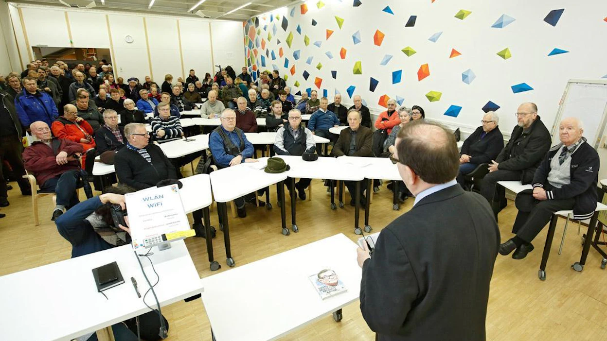 Europarlamentaarikko Paavo Väyrynen puhui torstaina kansanliikekiertueellaan Jyväskylän kaupunginkirjastossa. Paikalle saapui runsaasti yleisöä.