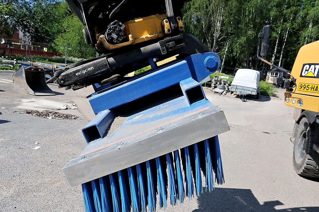 Harjassa on vakiona kotelot trukkipiikeille, joten sitä voi käyttää monilla eri laitteilla. Sovitevaihtoehdot asennetaan asiakkaan toiveiden mukaisesti.