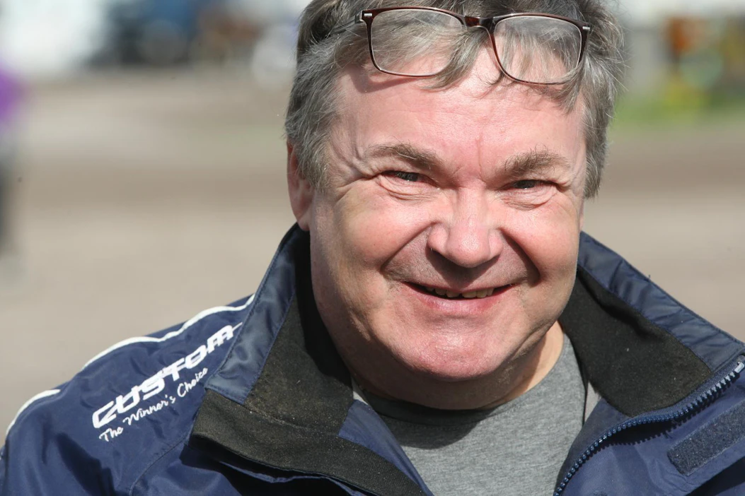 Aripekka Pakkasen valmennettavat ovat voittaneet tällä kaudella 30 kertaa ja juosseet lähes 119 000 euroa palkintorahoja.