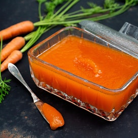 Porkkanavoi on pirteänväristä, makeaa hilloa, jota voi sivellä pullan päälle tai tarjota broileriruuan lisukkeena.