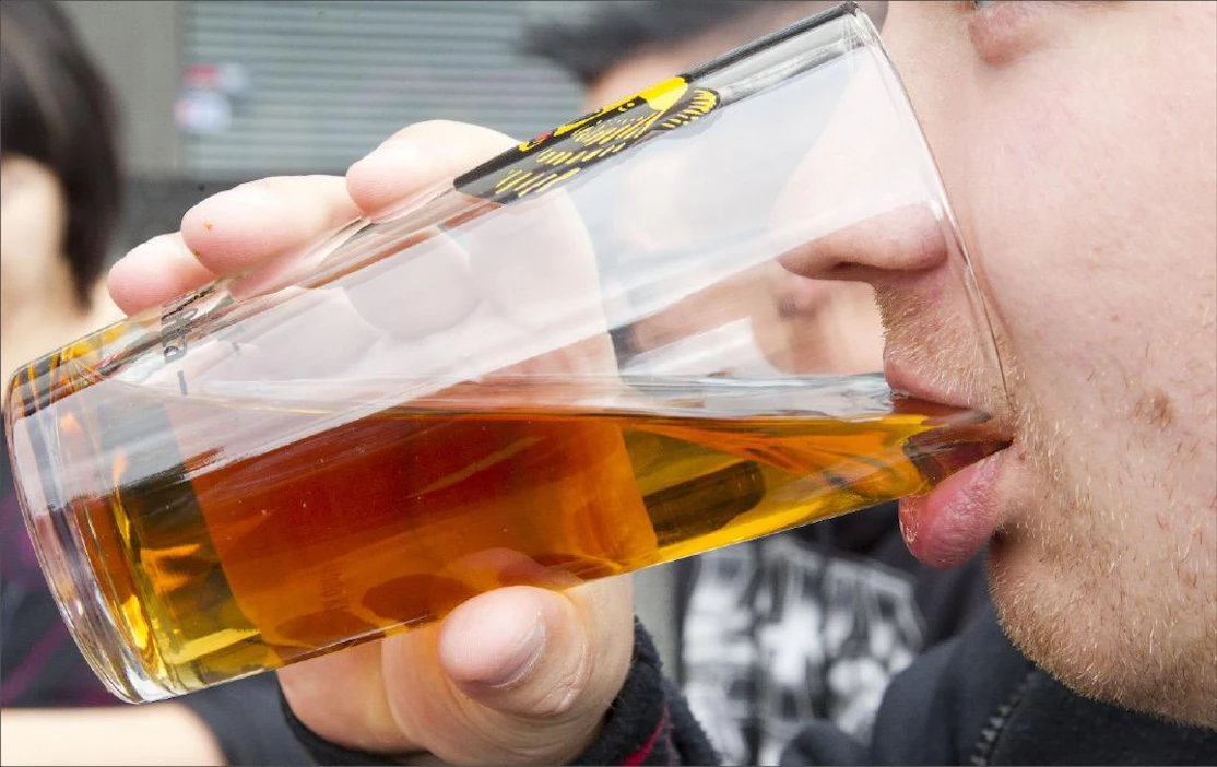 Markku Vuorikari Hyvinkääläinen Jari pitää huolen, etteivät lapset näe häntä koskaan humalassa. Alkoholia hän juo pääasiassa viikonloppuisin. Baarissa suurkulutuksen raja yleensä ylittyy.