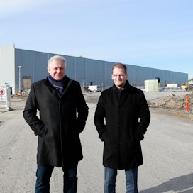 Raision toimitusjohtaja Pekka Kuusniemi ja talousjohtaja Mika Saarinen. Taustalla vuonna 2020 rakenteilla ollut uusi tehdas Raisiossa.