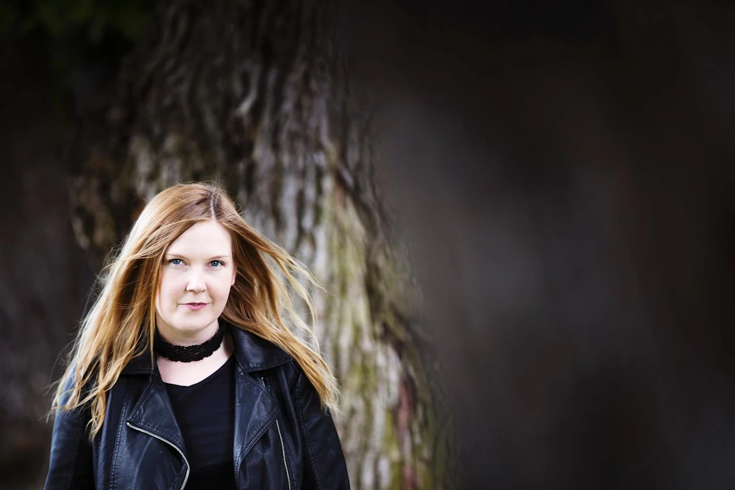 Ohjaaja ja käsikirjoittaja Hannaleena Haurun ensimmäinen pitkä elokuva ravistelee totuttuja elokuvakerronnan konventioita.
