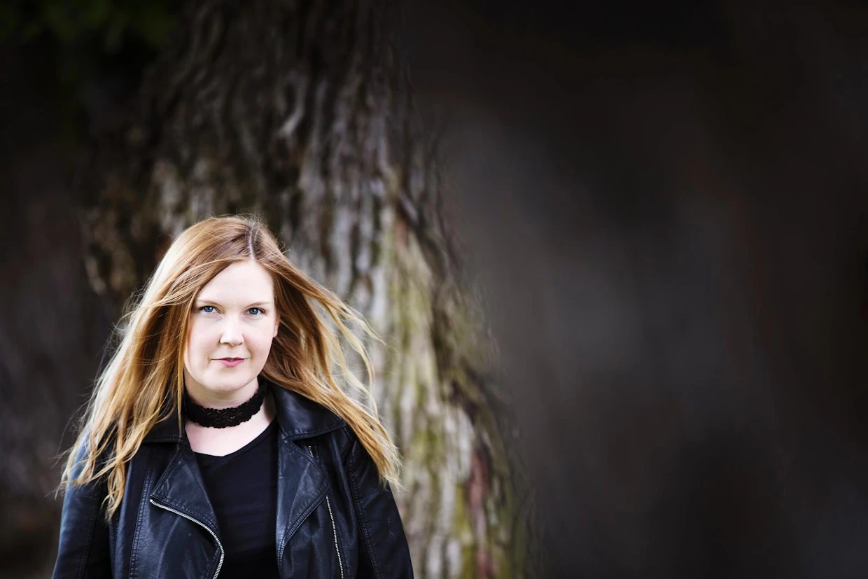 Ohjaaja ja käsikirjoittaja Hannaleena Haurun ensimmäinen pitkä elokuva ravistelee totuttuja elokuvakerronnan konventioita.