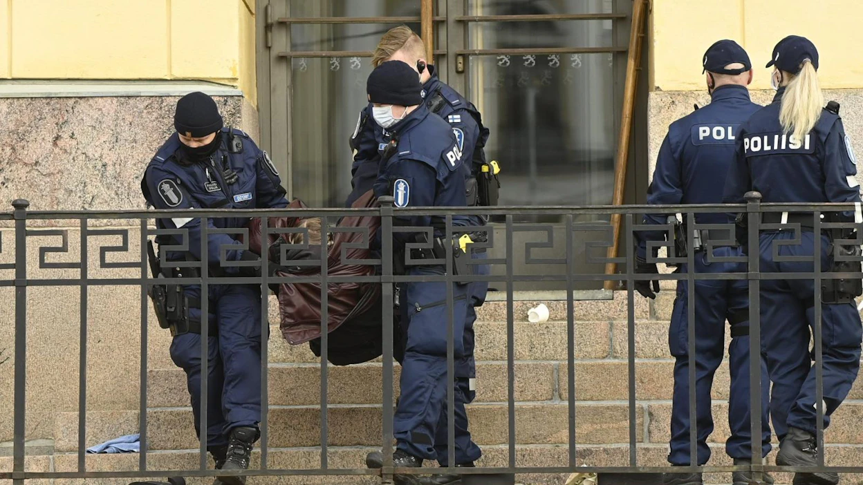 Poliisi antoi poistumiskäskyn ja aloitti mielenosoittajien kiinniotot ennen kello kahta iltapäivällä.