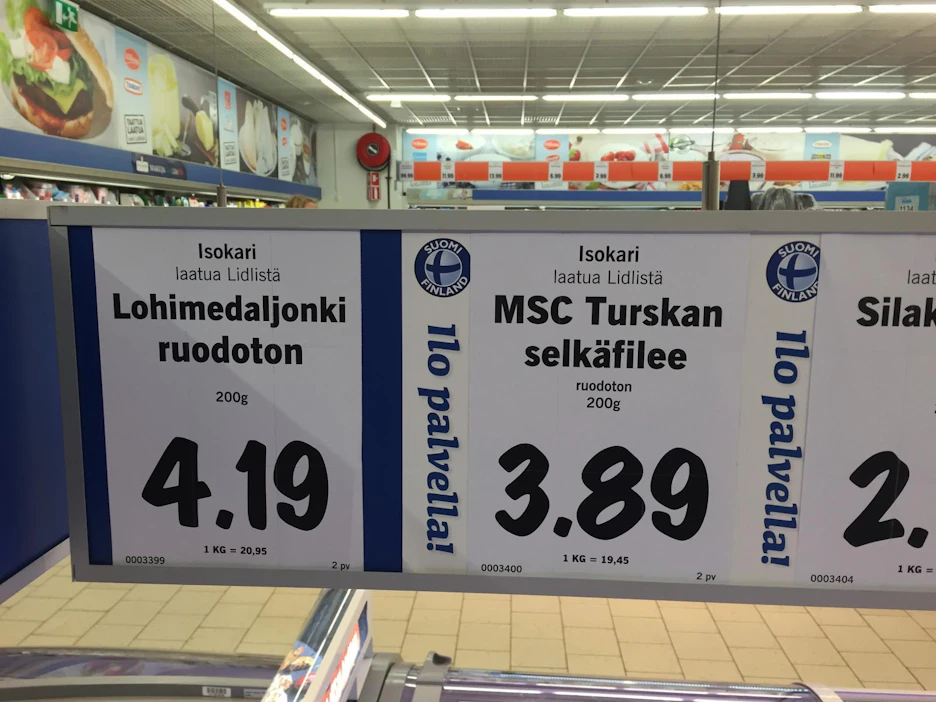Lidl käyttää myymälöiden sisällä markkinoinnissa sen omaa Suomi Finland, ilo palvella -symboleja.