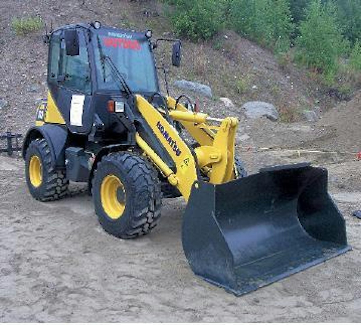 Suomen Rakennuskoneen osastolla esiteltiin uutena pyöräkuormainmallina Komatsu WA80-6. Työpainoltaan 5,5 tonnin painoinen kone on varustettu hydrostaattisella voimansiirrolla. Komatsu-dieselin moottoriteho on 50 kilowattia, hydrauliikan tuotoksi ilmoitetaan 64 l/min. Kauhan irrotusvoima on 57 kN. (IS)