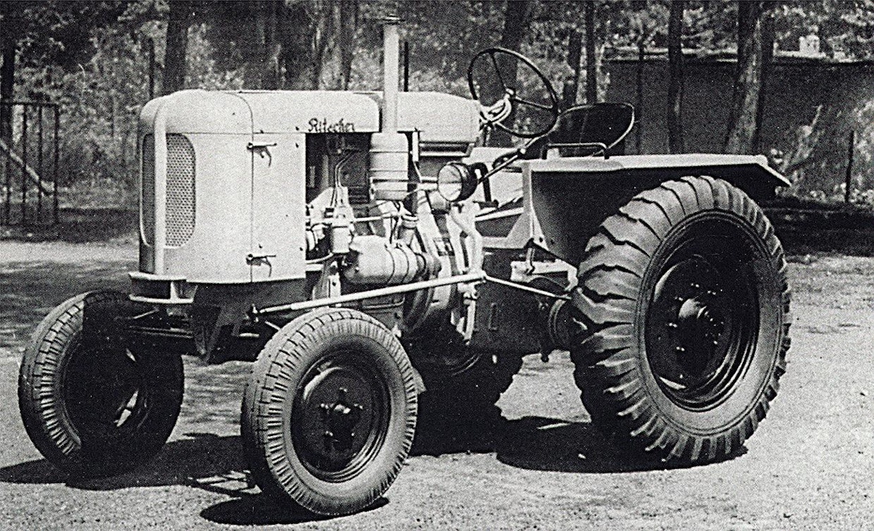Lahden Auto Oy:n edustama Ritscher kuului parempiin saksalaismerkkeihin. Tuontisäännöstelyn vapaakuukausina vuosina 1951–52 sitä tuotiin 93 koneen verran, mutta Lisenssivirasto ei jatkossa myöntänyt valuuttaa lisätuonteihin, eikä varaosiakaan saanut kuin pitkän odotuksen jälkeen, jos ollenkaan. Niinpä Ritscheristä tuli vieroksuttu hajamerkki, jota ei otettu mielellään vaihdossa, kun traktorikauppa säännöstelyn päätyttyä vilkastui.