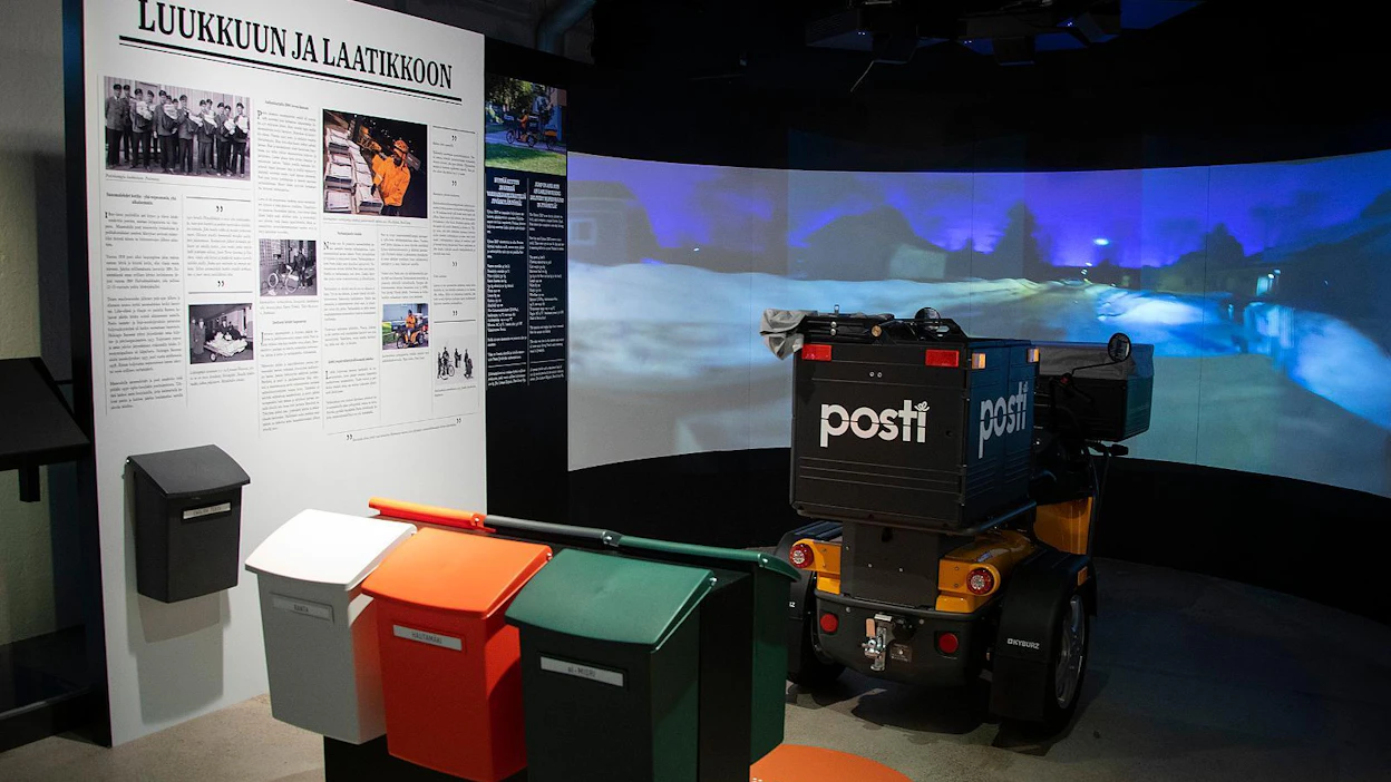 Postimuseon näyttelyssä kävijä pääsee hyppäämään jyväskyläläisen varhaisjakelijan kierrokselle talviaamun hämärään istahtamalla moposkootterin päälle.