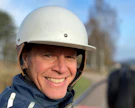 Hevosenhoitajatutkinnon lisäksi Jukka Kivelä on nyt myös ohjastuslisenssin haltija. Hän vietti kouluaikana kesänsä Halsualla ja on myös asunut Suomessa vakuutusalan töiden ajan uran alkuvuosina.