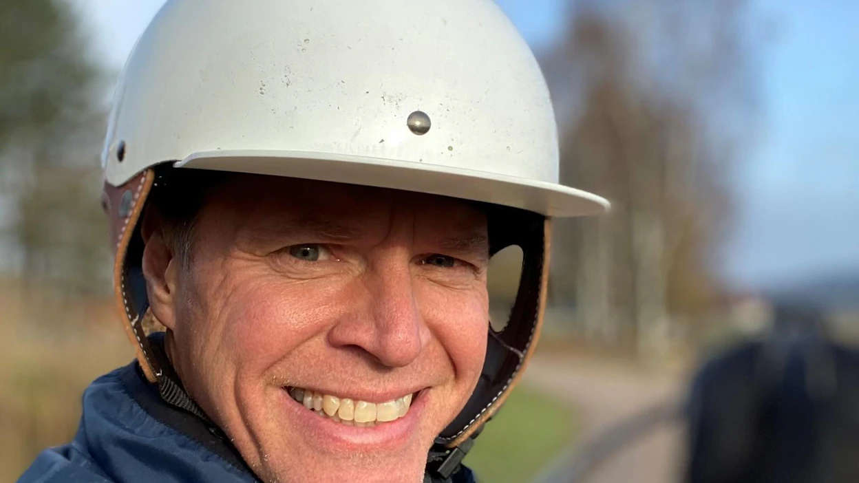 Hevosenhoitajatutkinnon lisäksi Jukka Kivelä on nyt myös ohjastuslisenssin haltija. Hän vietti kouluaikana kesänsä Halsualla ja on myös asunut Suomessa vakuutusalan töiden ajan uran alkuvuosina.