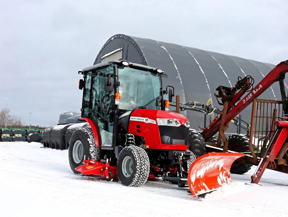 Massey Ferguson 1735 M -kiinteistötraktorin maksimiteho on 35 hevosvoimaa. Hydrostaattivaihteisto ja ilmastoitu ohjaamo kuuluvat vakio- varusteisiin.