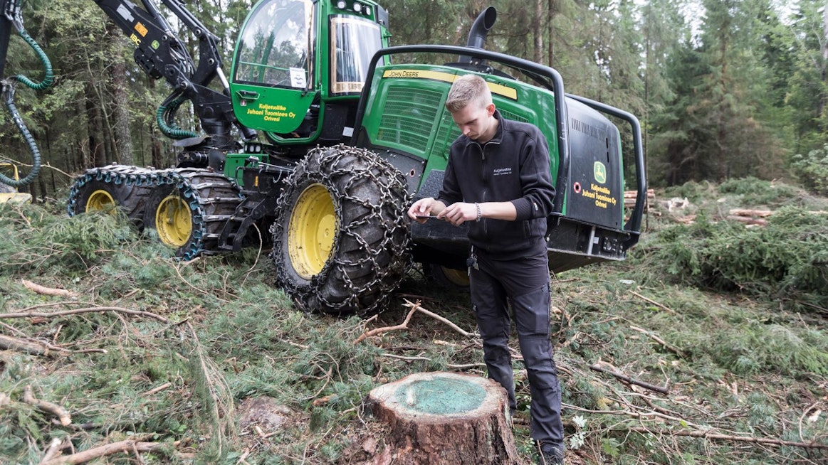 Metsäkoneenkuljettaja Mikko Mattila kuvaa kannon älypuhelimella. Paluupostissa tulee tieto juurikääväntorjunnan onnistumisesta.