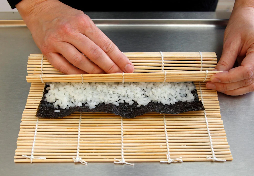 Sushsi-annosten valmistuksesta jäävä ylijäämäriisi on osoittautunut menekkituotteeksi sushispydäri-annoksina eräässä K-Supermarketissa.