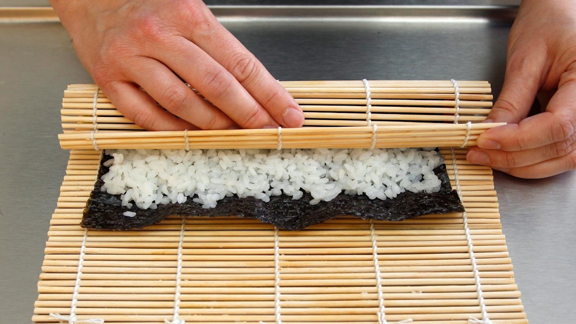 Sushsi-annosten valmistuksesta jäävä ylijäämäriisi on osoittautunut menekkituotteeksi sushispydäri-annoksina eräässä K-Supermarketissa.