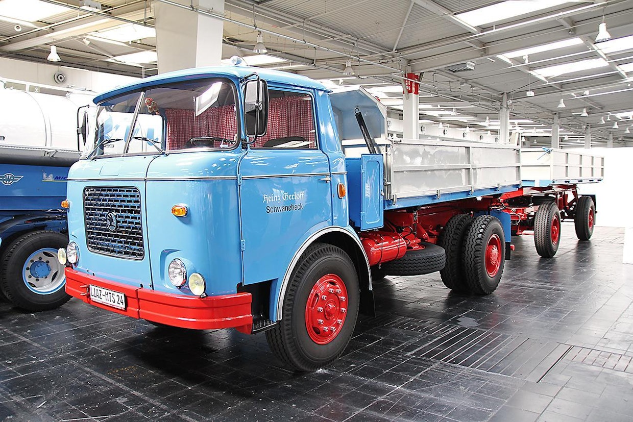 Skodan tytäryhtiöksi Vuonna 1951 perustettu LIAZ itsenäistyi vuonna 1953. Kuitenkin Skodan brändi säilyi kuorma-autoissa aina vuoteen 1984 saakka. Kuvan MTS 24 vuodelta 1974 kuuluu 706-sarjaan, jota valmistettiin vuosina 1966–1988 välillä. Moottorina 11,948 litrainen rivikuutonen, josta irtosi 200 hv:n teho. 706-sarjassa oli myös 4x4- sekä agri-malli.