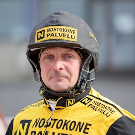 Jukka Hakkarainen on vaimonsa Riina Korhosen kanssa ottanut nyt päävastuun Heikki Korhosen hevosten valmentamisesta.