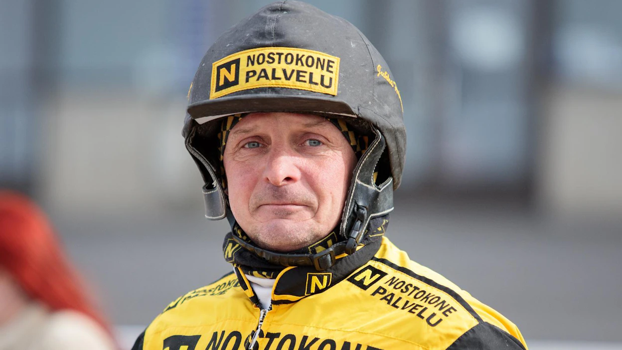 Jukka Hakkarainen on vaimonsa Riina Korhosen kanssa ottanut nyt päävastuun Heikki Korhosen hevosten valmentamisesta.