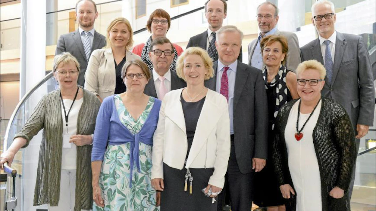 1. Liisa Jaakonsaari (sd.,S&D)n sisämarkkinavaliokuntan vj. ulkoasiainvaliokunta2. Heidi Hautala (vihr.)n kehitysyhteistyövaliokuntan budjettivaliokuntan vj. lakivaliokunta3. Miapetra Kumpula-Natri (sd.,S&D)n teollisuus- ja energiavaliokuntan vj. työllisyysvaliokunta4. Sirpa Pietikäinen (kok., EPP)n talousvaliokuntan vj. ympäristövaliokuntan vj. naisten asioiden valiokunta5. Henna Virkkunen (kok., EPP)n teollisuus- ja energiavaliokuntan vj. liikennevaliokunta6. Paavo Väyrynen (kesk., Alde)n kehitysyhteistyövaliokunta vpj.n vj. ulkoasiainvaliokunta7. Olli Rehn (kesk., Alde)n varapuhemiesn kansainvälisen kaupan valiokuntan vj. maatalousvaliokunta8. Anneli Jäätteenmäki (kesk., Alde)n ympäristövaliokuntan vj. budjettivaliokuntan vj. ulkoasianvaliokuntan vj. puolustusvaliokunta9. Sampo Terho (ps., ECR)n talousvaliokuntan vj. teollisuus- ja energiavaliokunta10. Merja Kyllönen (vas., GUE-NGL)n liikennevaliokuntan vj. ympäristövaliokunta11. Jussi Halla-Aho (ps., ECR)n oikeus- ja sisäasioiden valiokuntan vj. sisämarkkinavaliokunta12. Nils Torvalds (r., Alde)n ympäristövaliokuntan vj. talousvaliokuntan vj. budjettivaliokunta13. Petri Sarvamaa (kok., EPP)n budjettivaliokunta vpj.n talousarvion valvontavaliokuntan vj.. oikeus- ja sisäasioiden valiokunta vj. = varajäsen HANDOUT LEHTIKUVA