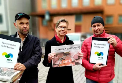 MTK-Taipalsaaren puheenjohtaja Ilpo Kolhonen, MTK-Kaakkois-Suomen toiminnanjohtaja Tuula Dahlman ja MTK-Joutsenon puheenjohtaja Pasi Parvinen jakoivat perjantaina lehtiä.