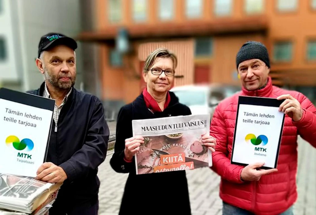 MTK-Taipalsaaren puheenjohtaja Ilpo Kolhonen, MTK-Kaakkois-Suomen toiminnanjohtaja Tuula Dahlman ja MTK-Joutsenon puheenjohtaja Pasi Parvinen jakoivat perjantaina lehtiä.