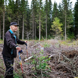Metsänomistaja Jouko Laasasenaholla oli hakkuulle toiveita, joiden avulla hän olisi halunnut helpottaa kohteen uudistamista peuravaltaisella alueella sekä suojata jäävää puustoa tuulituhoa vastaan.