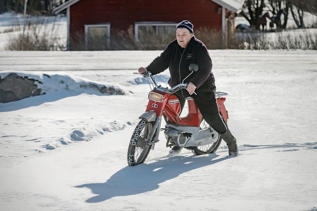 Seija Sivula testaa pappa-Tunturia vielä lumisella pihamaalla.