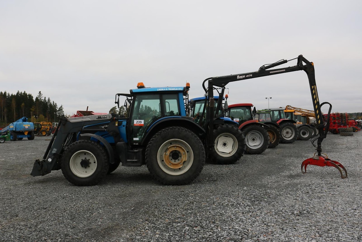 Vuosimallin 2008 Valtra 121 löysi uuden omistajan 32 000 verottomalla eurolla. Varusteisiin kuului etu- ja takakuormain. Työtunteja oli mittarissa 4221.