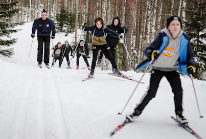 Liikunnanopettaja Eero Kauppi (vas.) toivoo, että hiihto mainittaisiin opetussuunnitelmassa. "Koululiikunnan pitää olla monipuolista, jotta jokaiselle löytyy jotain." Huhtasuon yhtenäiskoulun seitsemäsluokkalaiset hiihtivät Kangasvuoren laduilla Jyväskylässä.