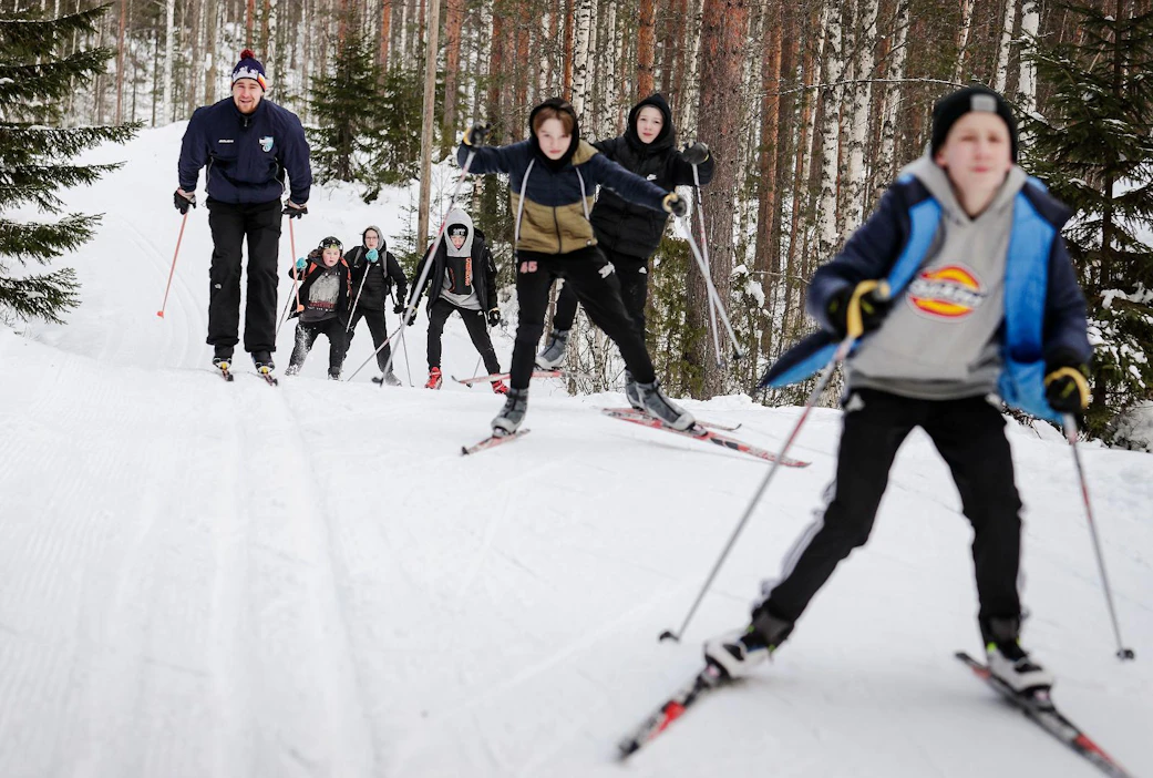 Liikunnanopettaja Eero Kauppi (vas.) toivoo, että hiihto mainittaisiin opetussuunnitelmassa. "Koululiikunnan pitää olla monipuolista, jotta jokaiselle löytyy jotain." Huhtasuon yhtenäiskoulun seitsemäsluokkalaiset hiihtivät Kangasvuoren laduilla Jyväskylässä.