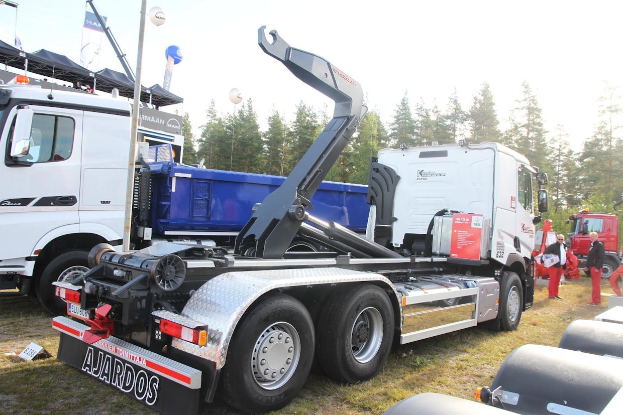 Renault Trucks T520 6x2 vetoauto on varustettu Ajardos Oy:n toimittamalla TAM T 20 SN -koukkulaitteella. Laitteen nostokyky on 20 000 kg ja enimmäislavapituus 6 200 mm. Laitteisto käsittää hydraulisen ulkopuolisen takalukon, apusylinterin nostoa ja laskua varten, pikalaskun ja ilmaohjauksen. Espoolaisen Kuuskanta Oy:n käyttöön tulleen auton perään kytkeään Jykin V52-WO-vaihtolavaperävaunu, jolloin mukaan mahtuu kolme siirtolavaa. (TR)