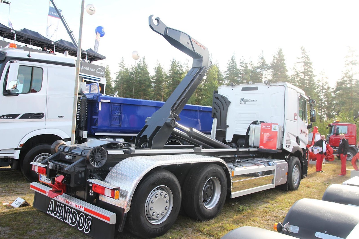 Renault Trucks T520 6x2 vetoauto on varustettu Ajardos Oy:n toimittamalla TAM T 20 SN -koukkulaitteella. Laitteen nostokyky on 20 000 kg ja enimmäislavapituus 6 200 mm. Laitteisto käsittää hydraulisen ulkopuolisen takalukon, apusylinterin nostoa ja laskua varten, pikalaskun ja ilmaohjauksen. Espoolaisen Kuuskanta Oy:n käyttöön tulleen auton perään kytkeään Jykin V52-WO-vaihtolavaperävaunu, jolloin mukaan mahtuu kolme siirtolavaa. (TR)