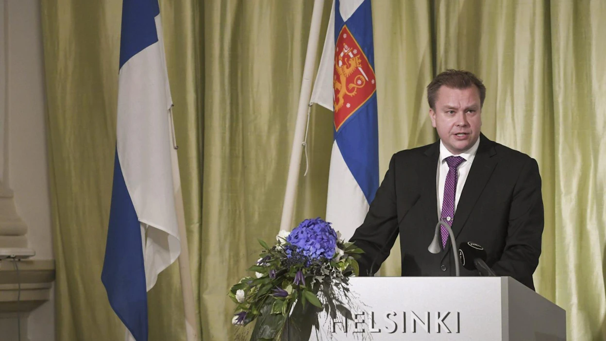 Puolustusministeri Antti Kaikkonen (kesk.) puhumassa valtakunnallisen maanpuolustuskurssin avajaisissa Helsingin kaupungintalolla tänään. LEHTIKUVA / MARKKU ULANDER